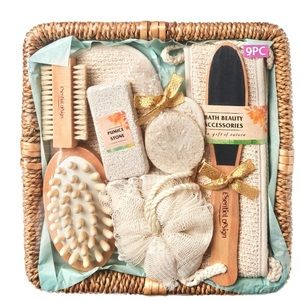 BATH AND SPA ACCESSORIES GIFT SET IN RATTAN BASKET
